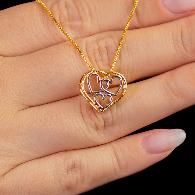 Colar Dourado com Pingente de Corações Vazados Entrelaçados em Design Romântico