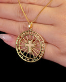 Colar Dourado com Pingente Redondo Cruz e Frase Bíblica