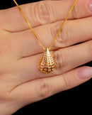 Colar Dourado com Pingente Gota Vazado em Design Geométrico 3D