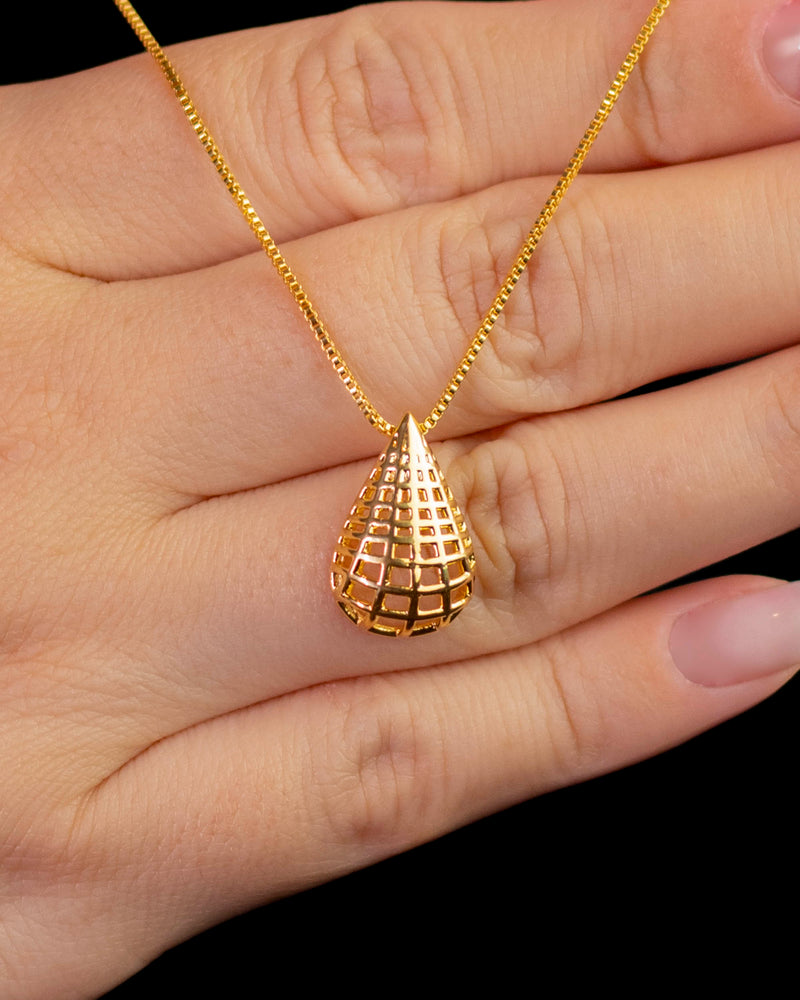 Colar Dourado com Pingente Gota Vazado em Design Geométrico 3D