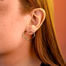 Brinco Dourado Coração Vazado Cravejado Cristais