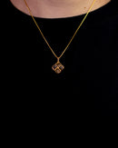 Colar Dourado com Pingente Geométrico Trançado em Linhas Vazadas