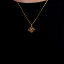 Colar Dourado com Pingente Geométrico Trançado em Linhas Vazadas