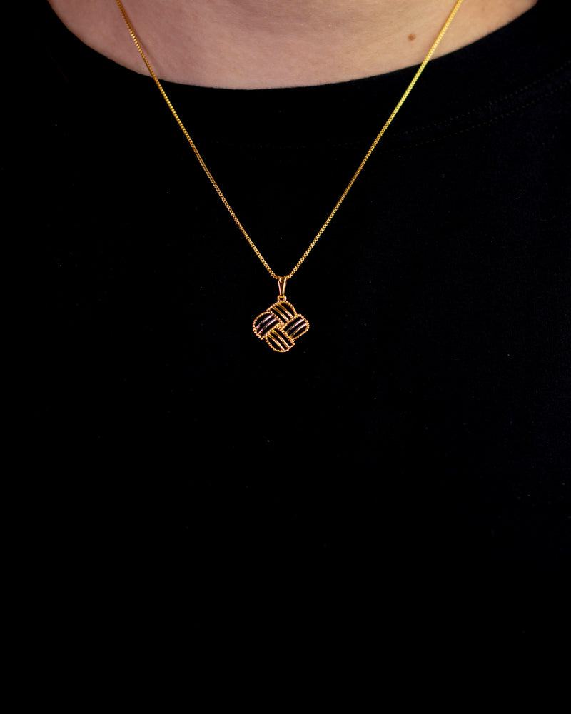 Colar Dourado com Pingente Geométrico Trançado em Linhas Vazadas