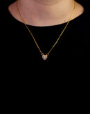 Colar Dourado com Pingente de Coração em Zircônia Cristal e Detalhes Vazados