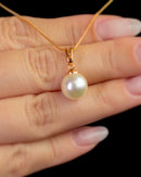 Colar Dourado com Pingente de Pérola Clássica e Corrente Fina Elegante