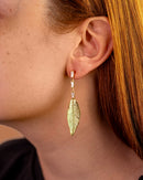 Brinco Pendente Dourado Folha Texturizada com Cristais